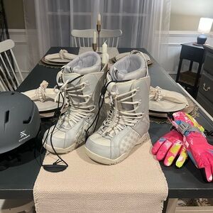 Snowboard starter gear - gloves, boots, helmet